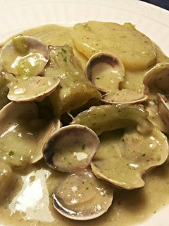 Una foto de Almejas con cardos y patatas en crema verde y almendras