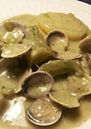 Una foto de Almejas con cardos y patatas en crema verde y almendras