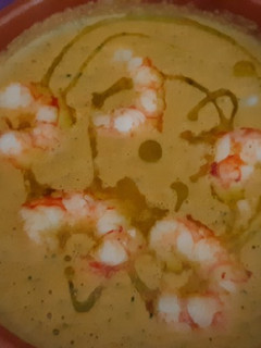 Una foto de Sopa fría de alubias blancas y gambones