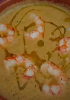Una foto de Sopa fría de alubias blancas y gambones