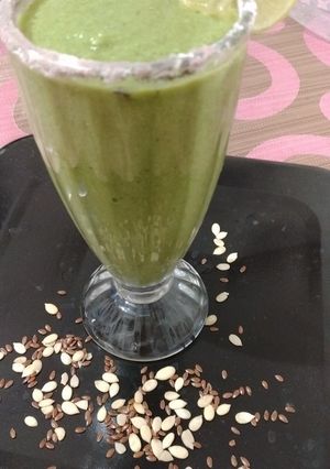 A picture of Spinach Oats Nutty Smoothie.