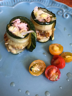 Una foto de Rollitos de zapallo italiano y atún