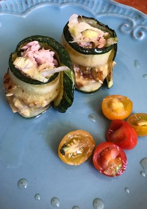 Una foto de Rollitos de zapallo italiano y atún