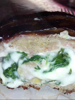 Una foto de Cilindro de carne, queso & espinacas 🤩