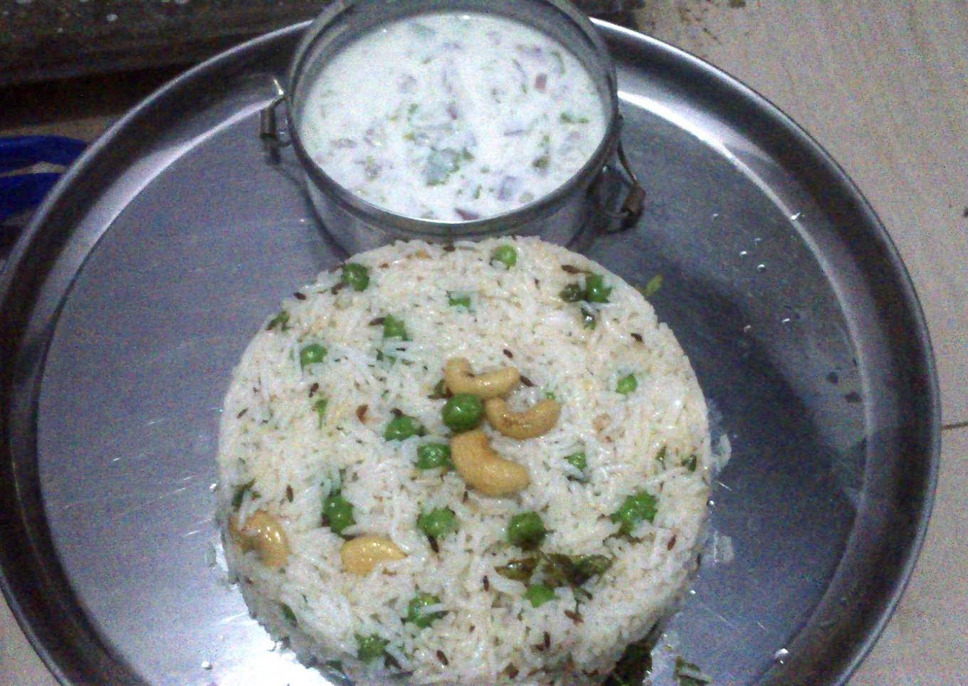 Matar pulao & kheera-pyaz raita(green peas pulao wid cucumber & onion raita)