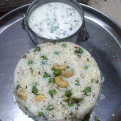 A picture of Matar pulao & kheera-pyaz raita(green peas pulao wid cucumber & onion raita).