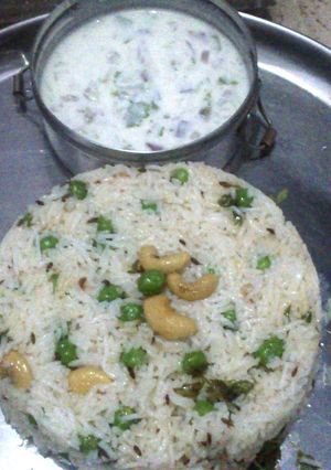 A picture of Matar pulao & kheera-pyaz raita(green peas pulao wid cucumber & onion raita).