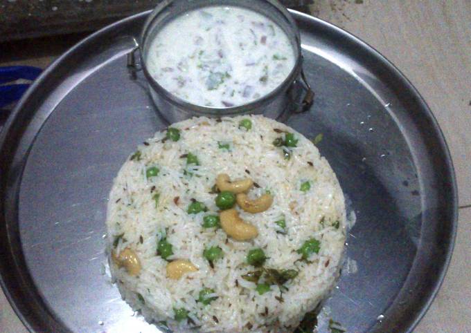 Matar pulao & kheera-pyaz raita(green peas pulao wid cucumber & onion raita)