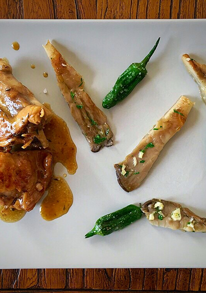 Una foto de Conejo aromático en salsa