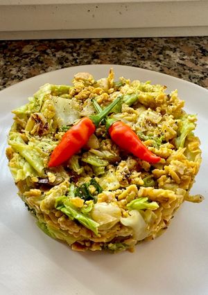 Foto di Verza con uova strapazzate e peperoncino