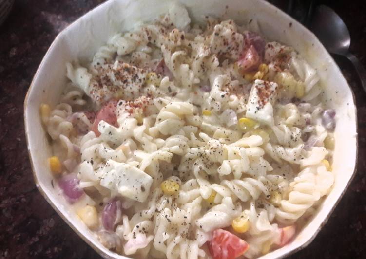 Fusion mix pasta in hung curd