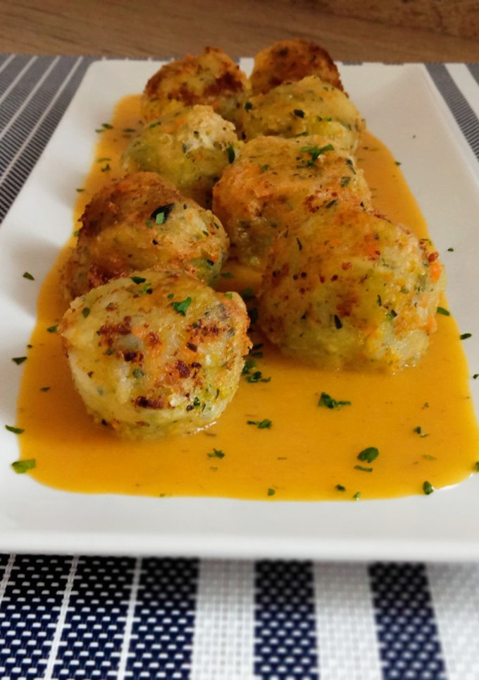 Una foto de Albóndigas calabacín y patata en salsa(veganas)