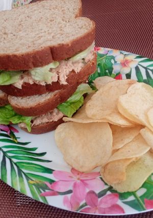 Una foto de Sándwich de atún
