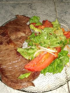 Una foto de Churrasco a la plancha con ensalada 😊👍