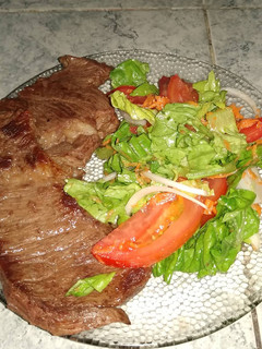 Una foto de Churrasco a la plancha con ensalada 😊👍