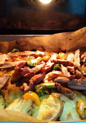 Una foto de Secreto al teriyaki con guarnición