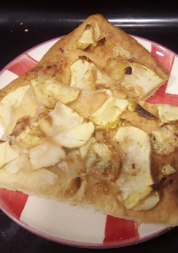 Una foto de Coca de manzana, cebolla pochada, piñones y queso azul