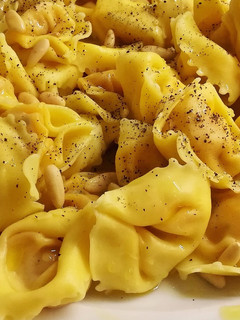 Una foto de Tortelloni de verduras asadas a la mantequilla