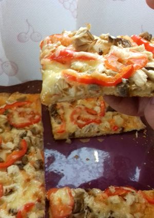 Фото Пицца с ананасами, грибами и курицей.