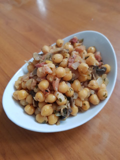 Una foto de Garbanzos con cebolla y bacon, muy fácil