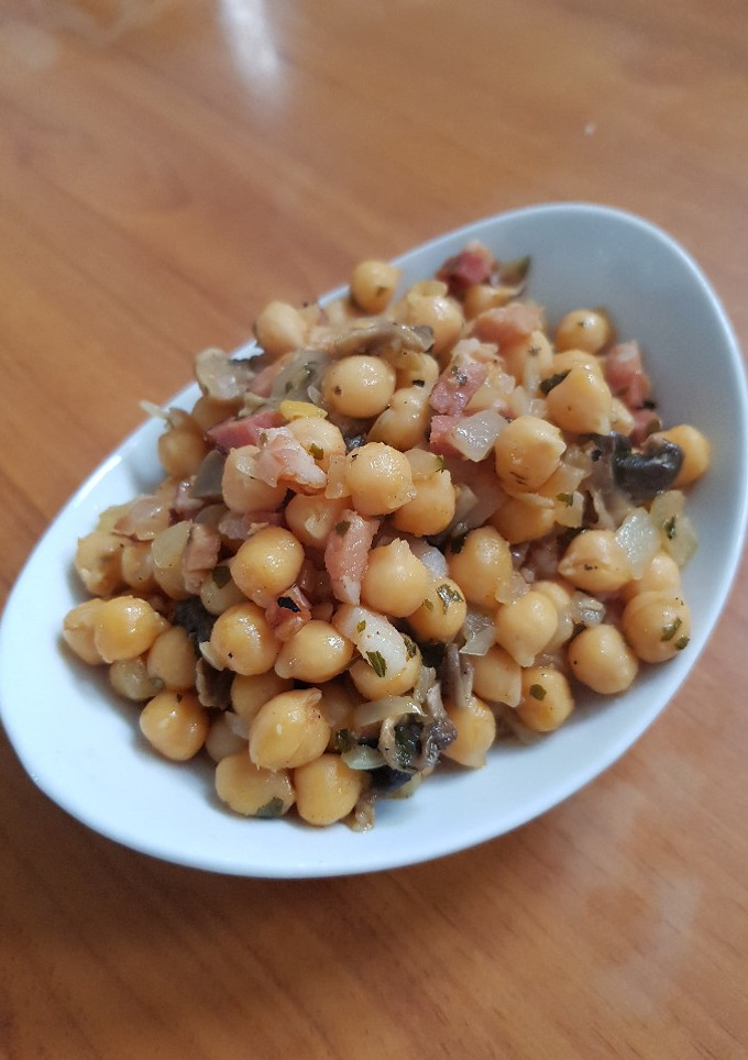 Una foto de Garbanzos con cebolla y bacon, muy fácil