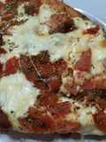 Pizza con tomate fresco, queso y anchoas