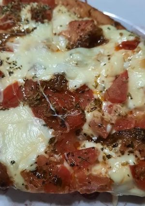 Una foto de Pizza con tomate fresco, queso y anchoas