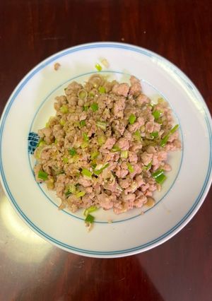 Hình của món Thịt băm xào sả phiên bản tối giản.
