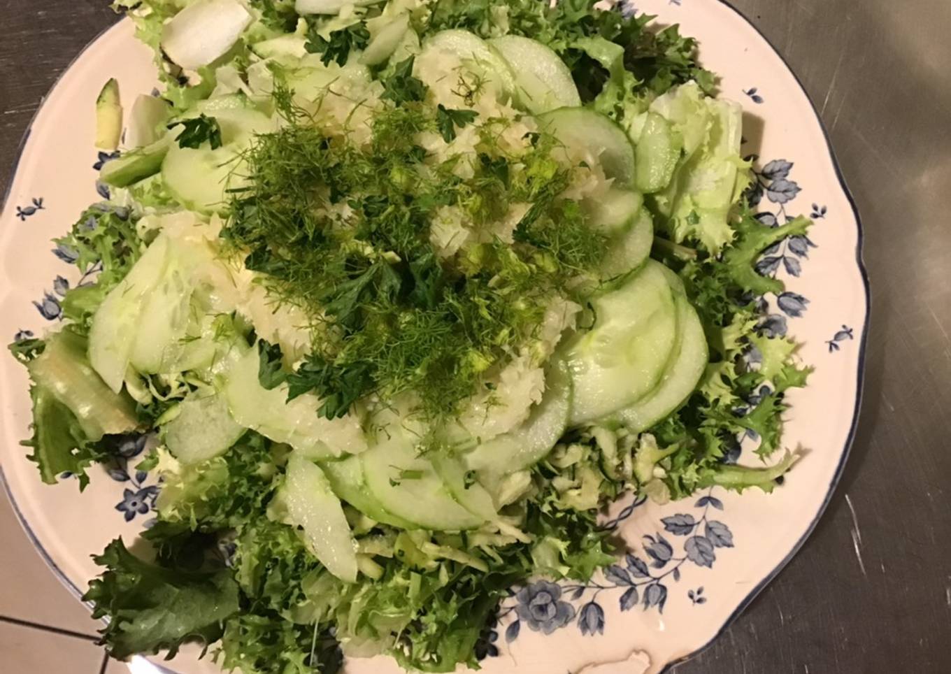 Salade composée « verte &blanche » frisée courgette concombre fenouil