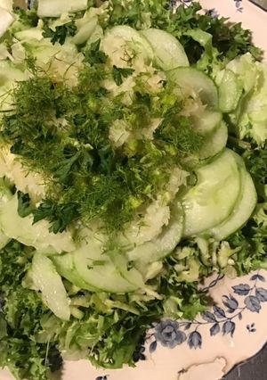Une photo de Salade composée « verte &blanche » frisée courgette concombre fenouil