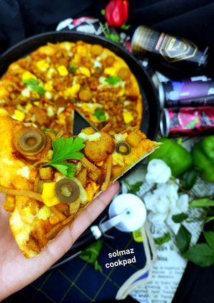 عکسی از دستور پیتزا با تاپینگ گوشت و سوسیس با خمیر فوری ۱۰ دقیقه ای solmaz