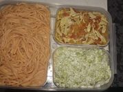 Una foto de pollo desmenuzado y spaghetti