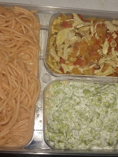 Una foto de Spaghetti🍝con crema de chipotle, Pollo a la mexicana 🇲🇽 y brócolies con crema