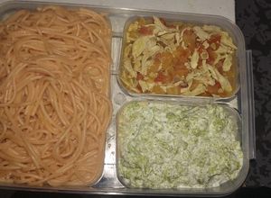 Una foto de Spaghetti🍝con crema de chipotle, Pollo a la mexicana 🇲🇽 y brócolies con crema