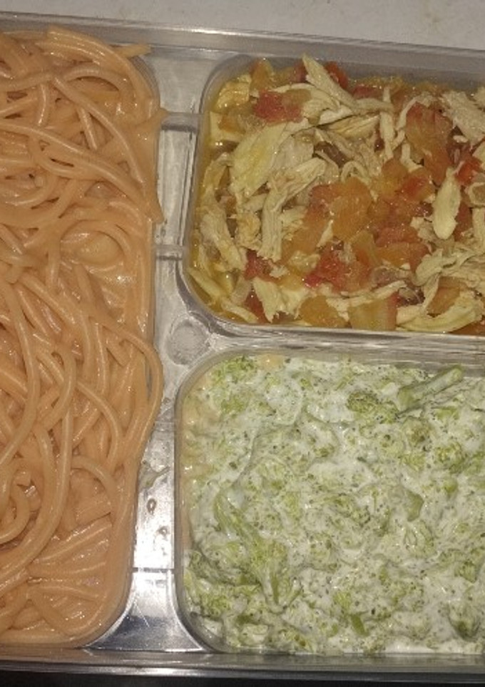 Una foto de Spaghetti🍝con crema de chipotle, Pollo a la mexicana 🇲🇽 y brócolies con crema