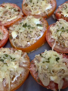 Una foto de Tomates al horno con Philadelphia y atún fácil y rápido