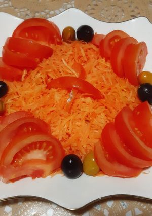 Une photo de Salade de carottes râpées et tomates 🍴