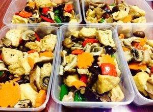 Hình của món Nấm xào đậu phụ chay.