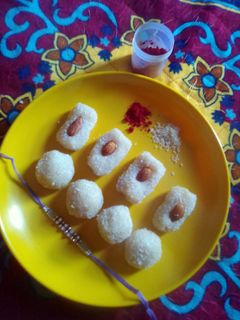 कच्चे नारियल लड्डू (Kachhe Nariyal Laddu recipe in Hindi) रेसिपी मुख्य फोटो