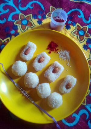 कच्चे नारियल लड्डू (Kachhe Nariyal Laddu recipe in Hindi) रेसिपी मुख्य फोटो