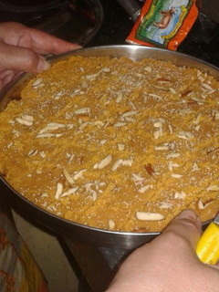 बेसन की बर्फी (besan ki barfi recipe in Hindi) रेसिपी मुख्य फोटो