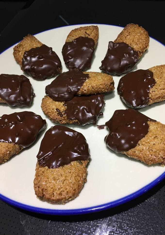Una foto de Galletas integrales de jengibre con chocolate puro