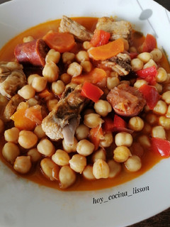 Una foto de Garbanzos de bote con costillas