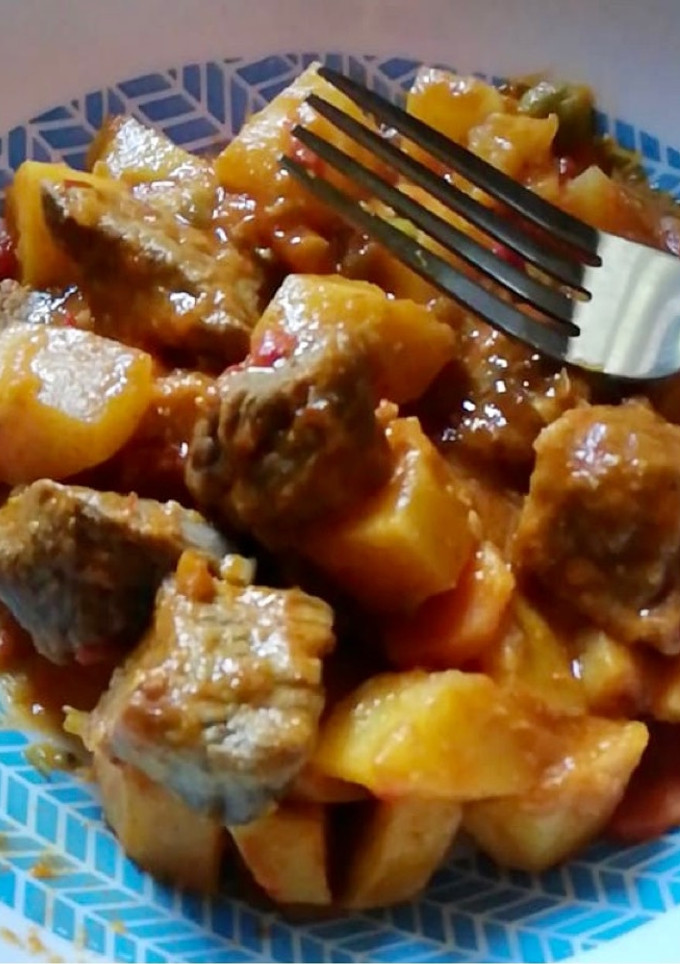Una foto de Carne en salsa con papas