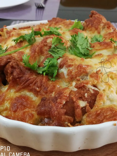 A picture of Garlic Bread Chicken Pie.