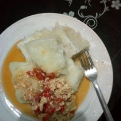 A picture of Boiled yam with egg sauce.