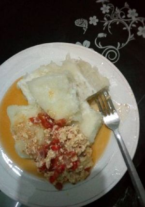 A picture of Boiled yam with egg sauce.