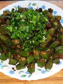 सिंपल मसाला भिंडी (simple masala bhindi recipe in hindi) रेसिपी मुख्य फोटो