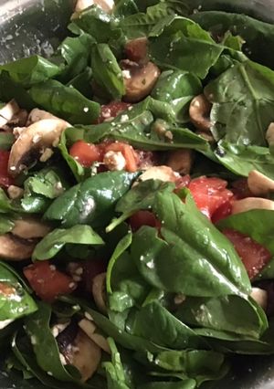 Une photo de Salade d épinards aux tomates et champignons sauce citron confit et miel