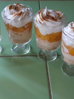 Una foto de Vasito de crema cítrica con cóctel de Frutas y merengue